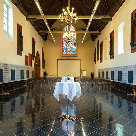 에르미타주 장토이 호텔 릴 외부 사진 The interior of the church