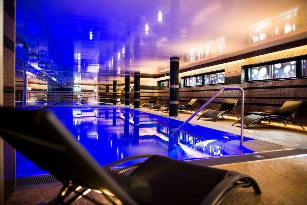에르미타주 장토이 호텔 릴 외부 사진 The swimming pool at the hotel
