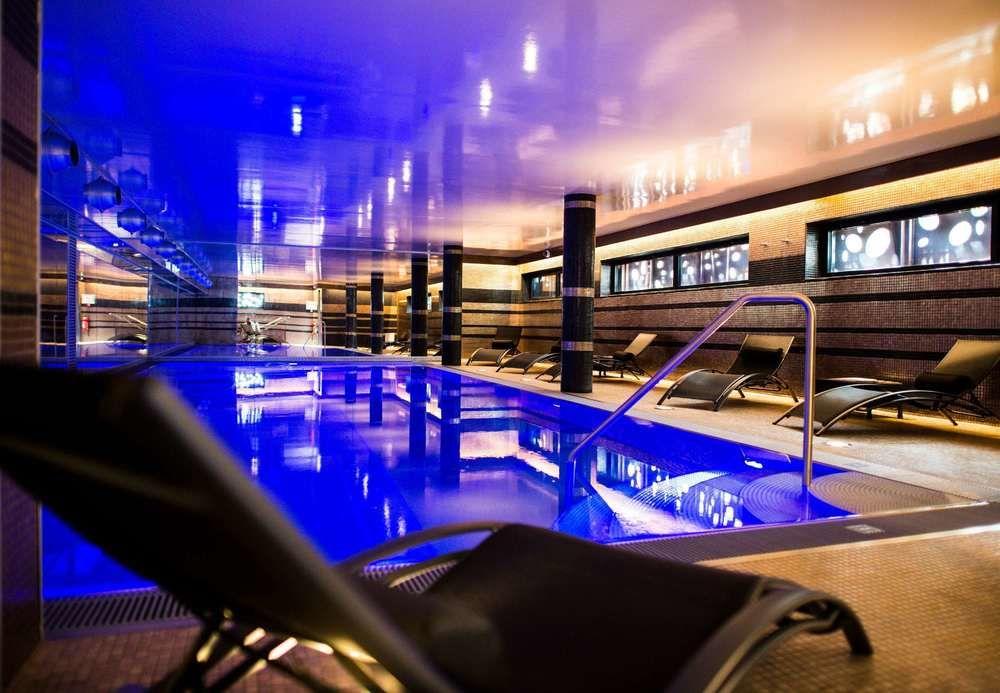 에르미타주 장토이 호텔 릴 외부 사진 The swimming pool at the hotel