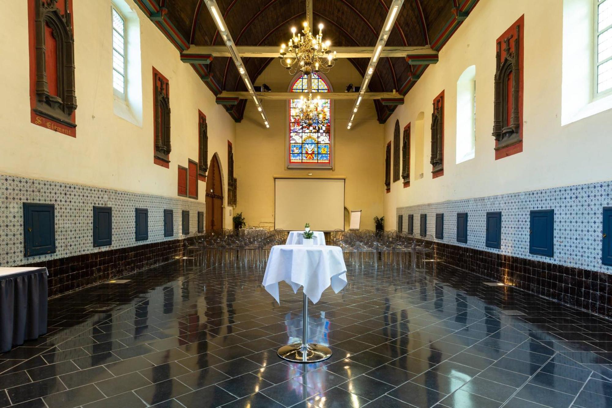 에르미타주 장토이 호텔 릴 외부 사진 The interior of the church