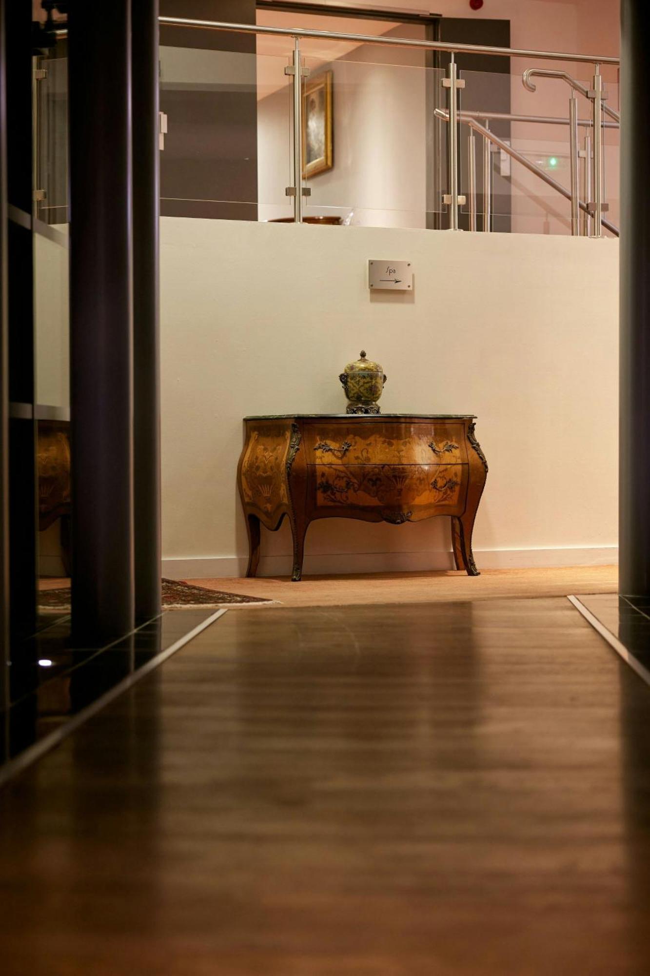 에르미타주 장토이 호텔 릴 외부 사진 A console table