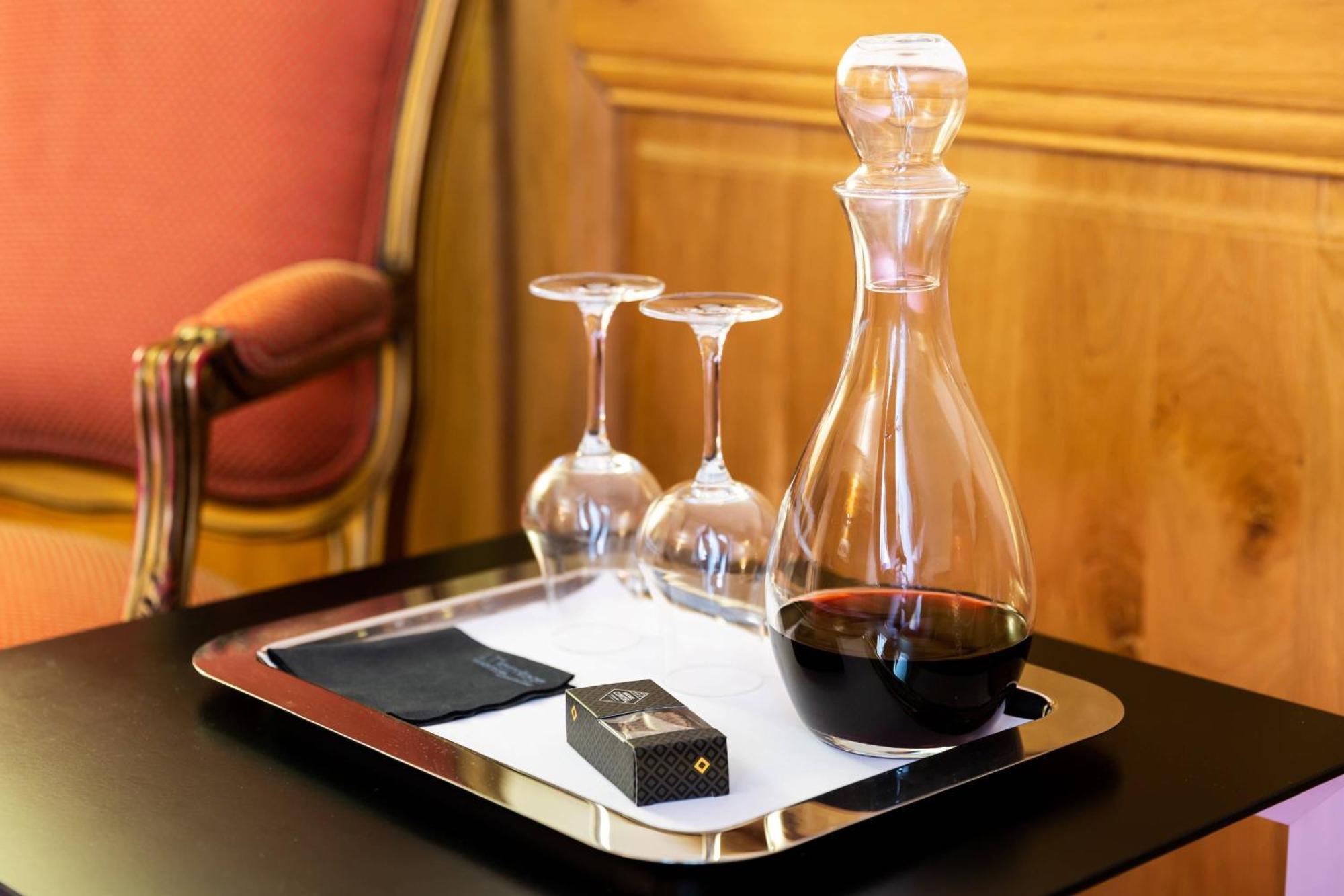 에르미타주 장토이 호텔 릴 외부 사진 A decanter of wine